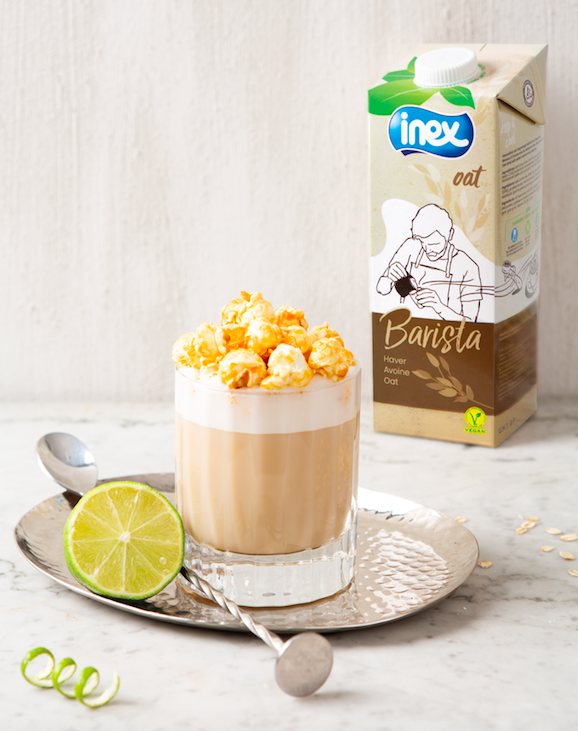 Latte met popcornsiroop en Inex Barista Haver