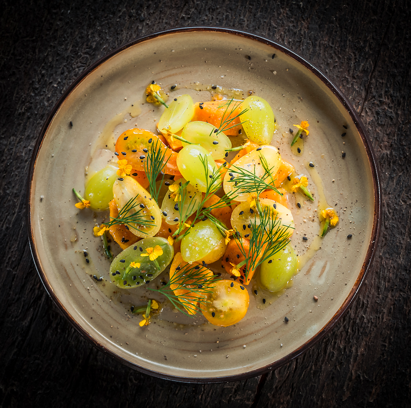 Salade van witte druiven, zoete aardappel en anijsbloesem