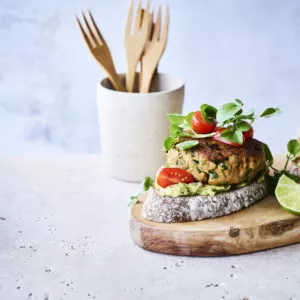 Zalmburger met guacamole