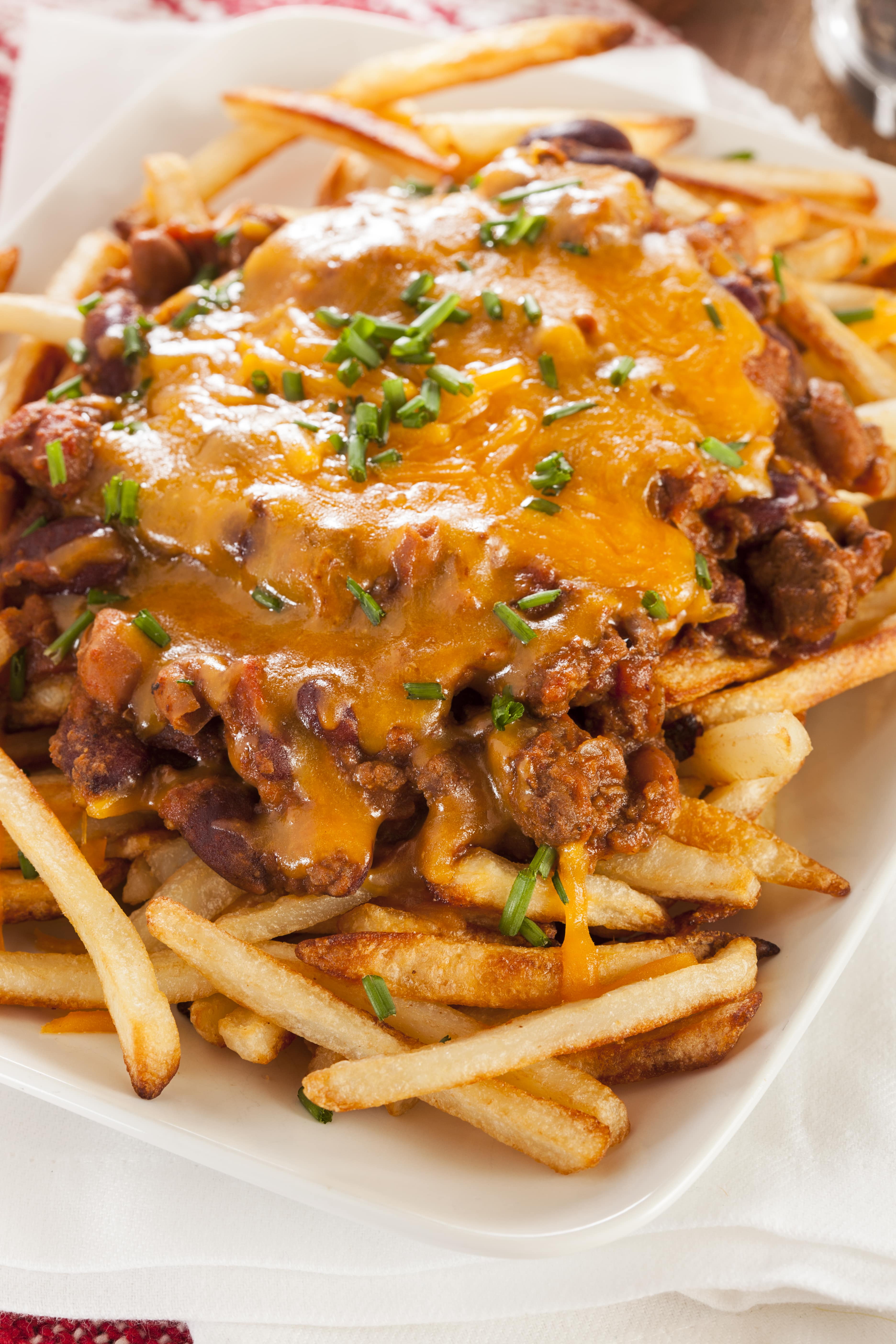Loaded chili cheese fries met jalapeño mayonaise