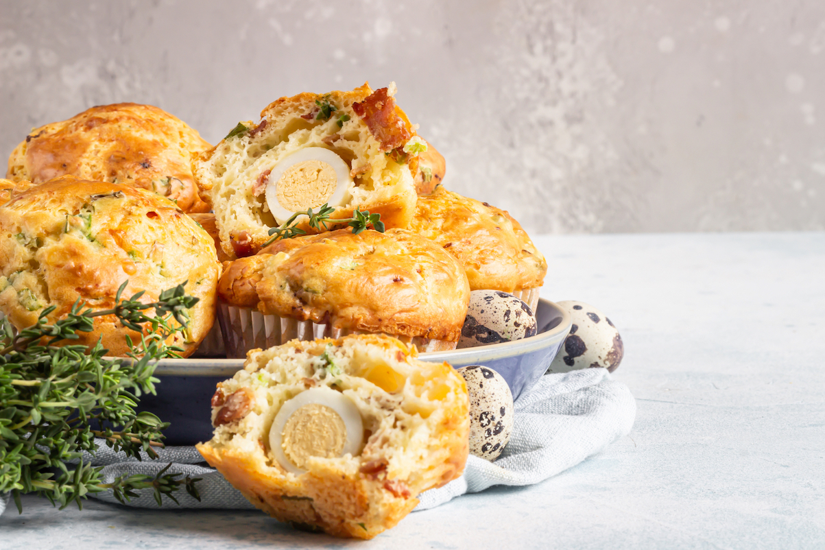 Ontbijtmuffins met spek en kwarteleitjes