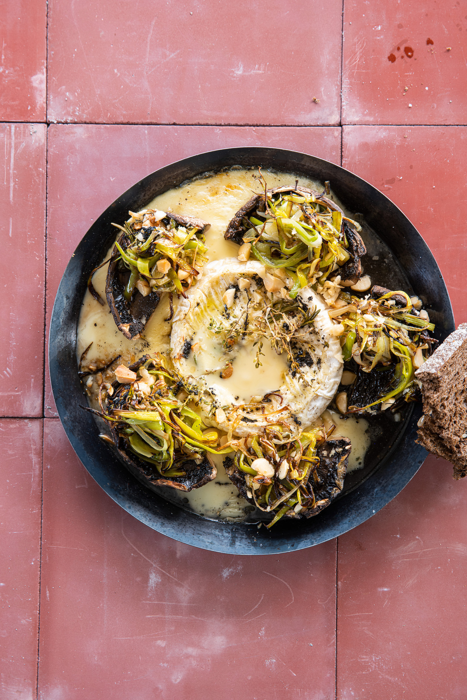 Camembert met portobello, prei en zuurdesem