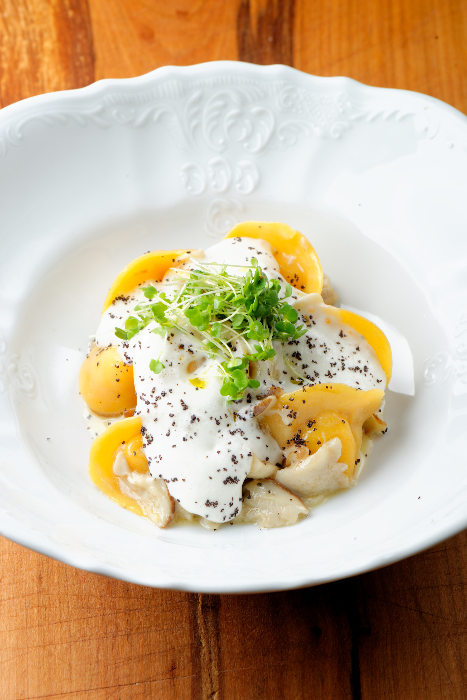 Pompoentortellini met eekhoorntjesbrood, zwarte truffel en basilicumscheutjes