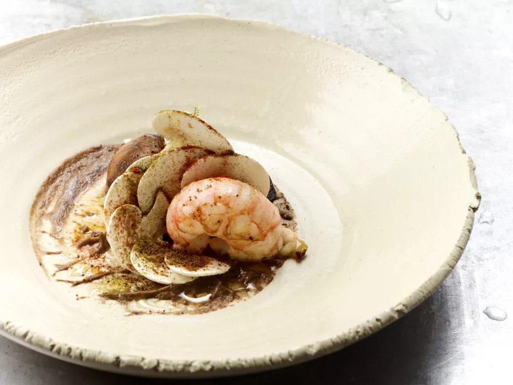 Gebakken langoustine met eekhoorntjesbrood en paprikapoeder