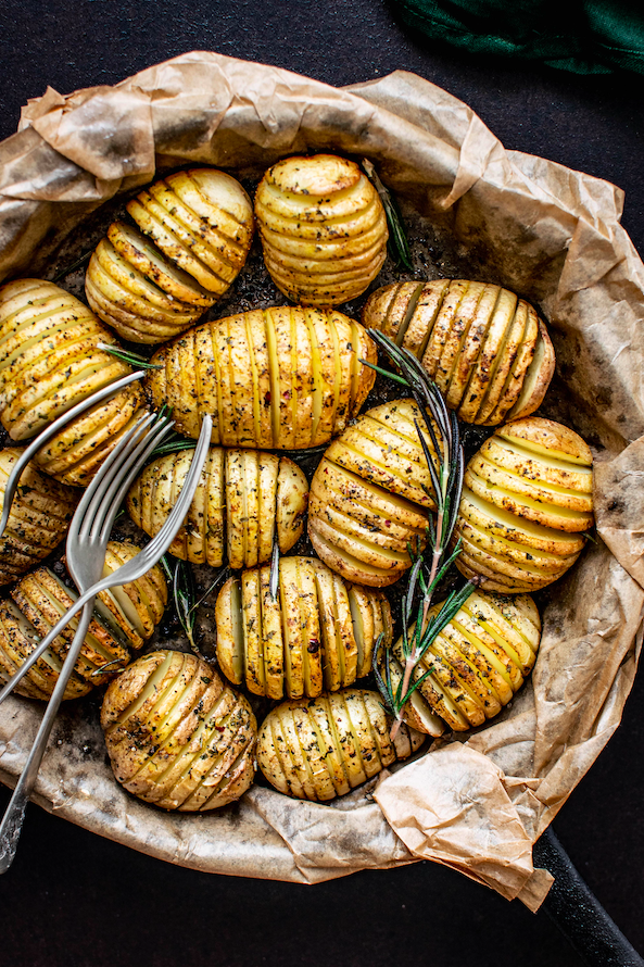Hasselback aardappelen met boter en rozemarijn