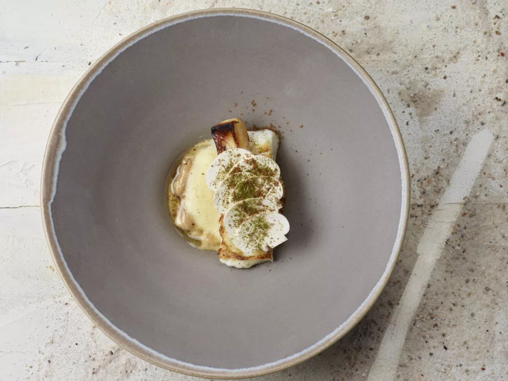 Gebakken tarbot met boontjes, aardappel en eekhoorntjesbrood