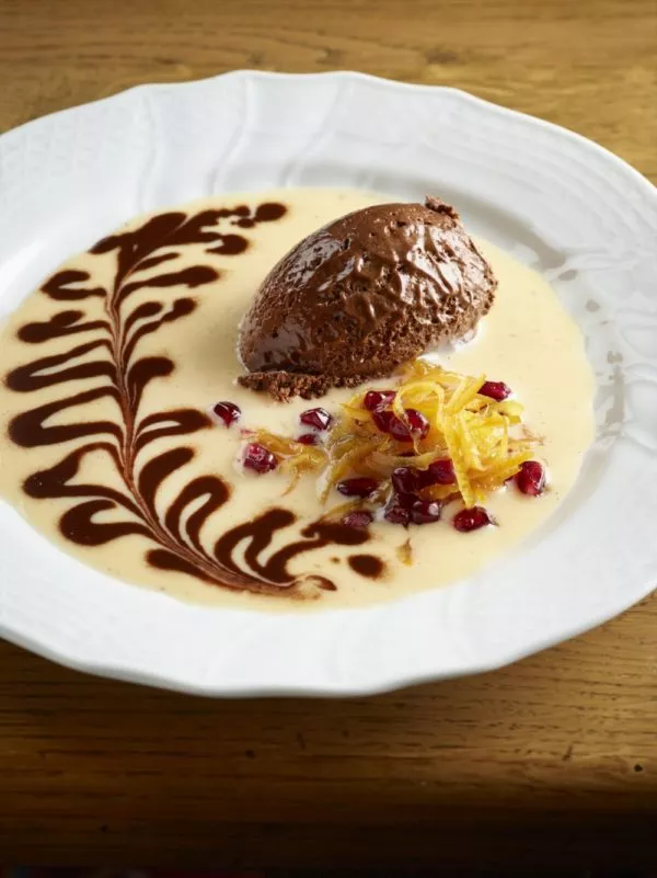 Mousse van zwarte chocolade en sinaasappelparfum en vanilleroom