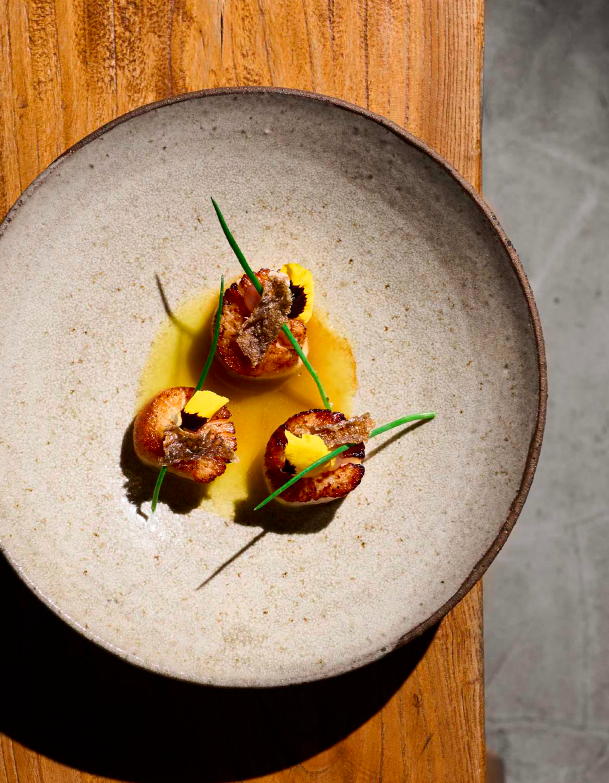 Coquilles met jus van butternut, gel van witte umeboshi, gedroogde zalmhuidchips & bieslook