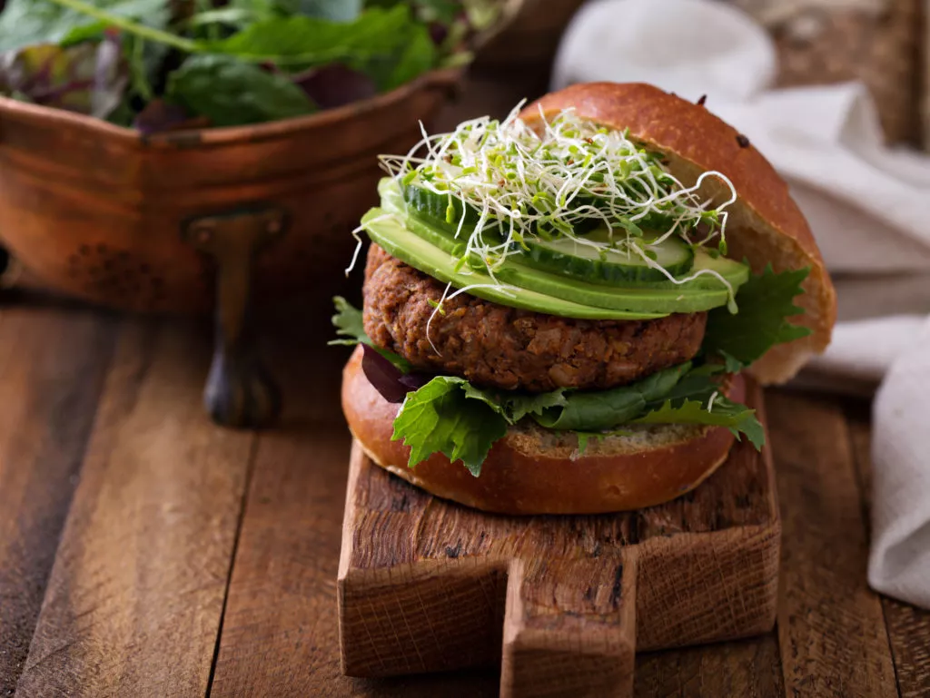 Zwartebonenburger met Spaanse peper en kurkuma