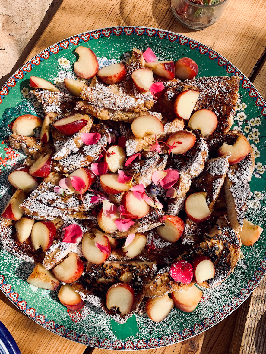 Verloren brood met wilde perziken