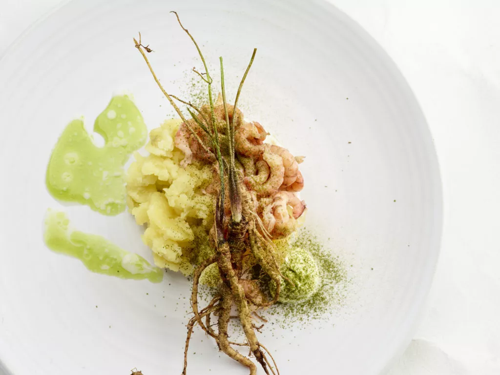 Handgepelde garnalen met geplette aardappel, lavas en karnemelk