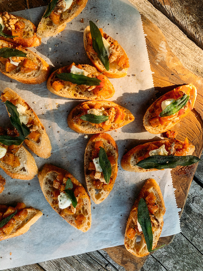 Toast met geroosterde butternut, geitenkaas & salie