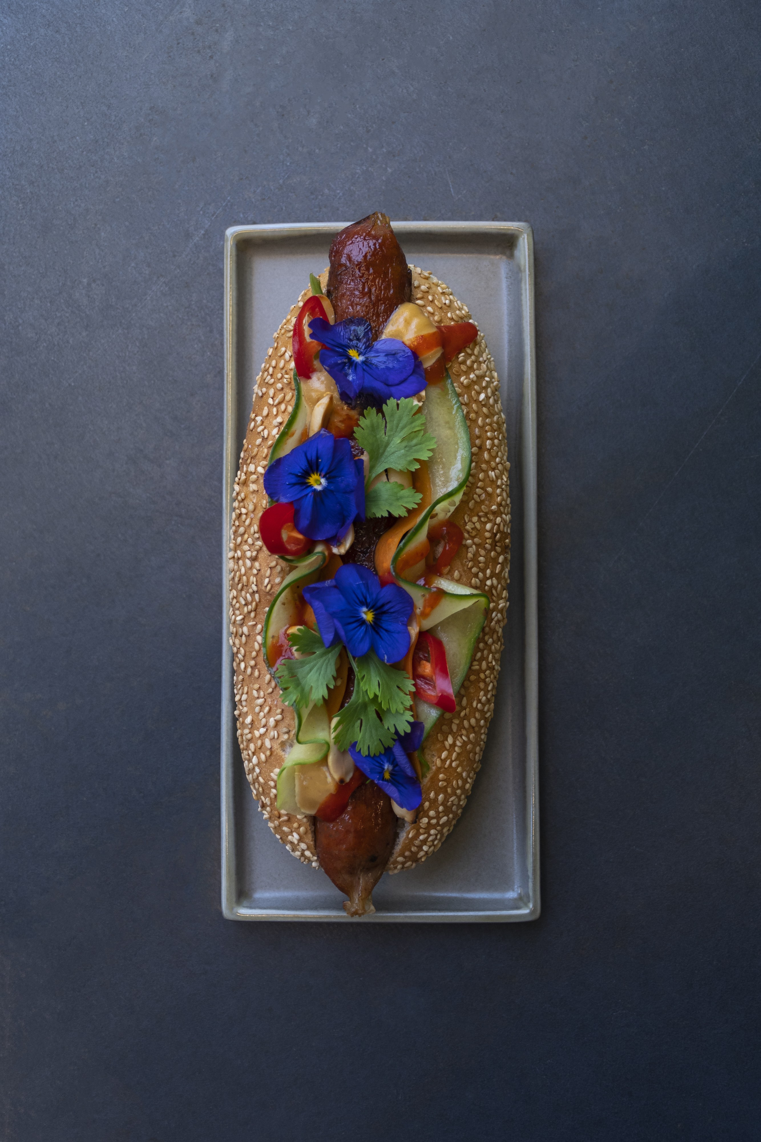 Aziatisch geïnspireerde hotdog met misomayonaise