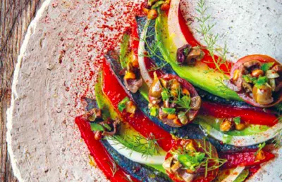 Sardines escabèche: sardines, gekonfijte puntpaprikaatjes en avocadoschijfjes