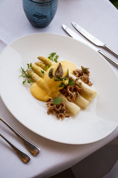 Asperges met handgepelde Noordzeegarnalen, gepocheerd ei en hollandaisesaus