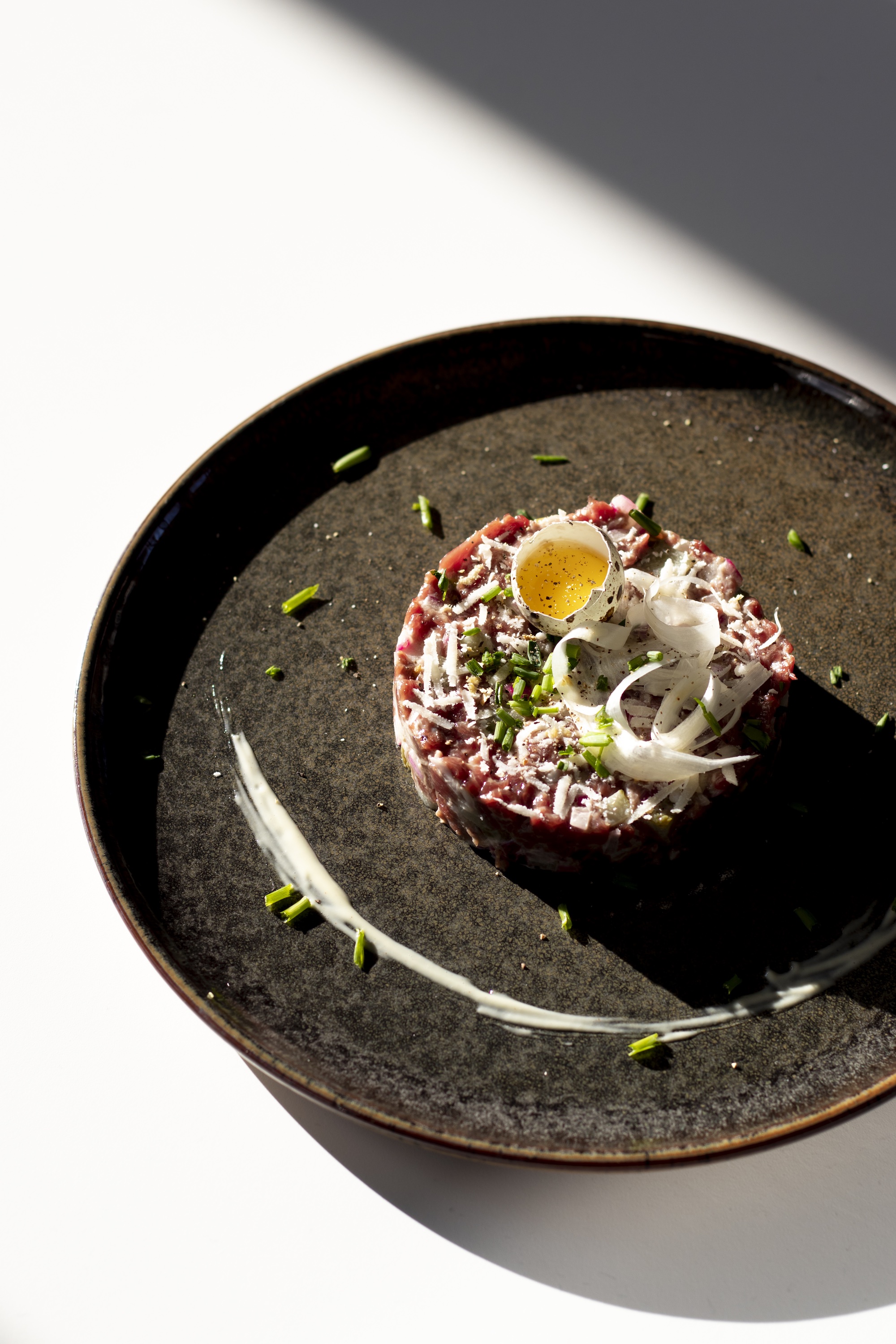 Tartaar van ree met kwartelei en asperges
