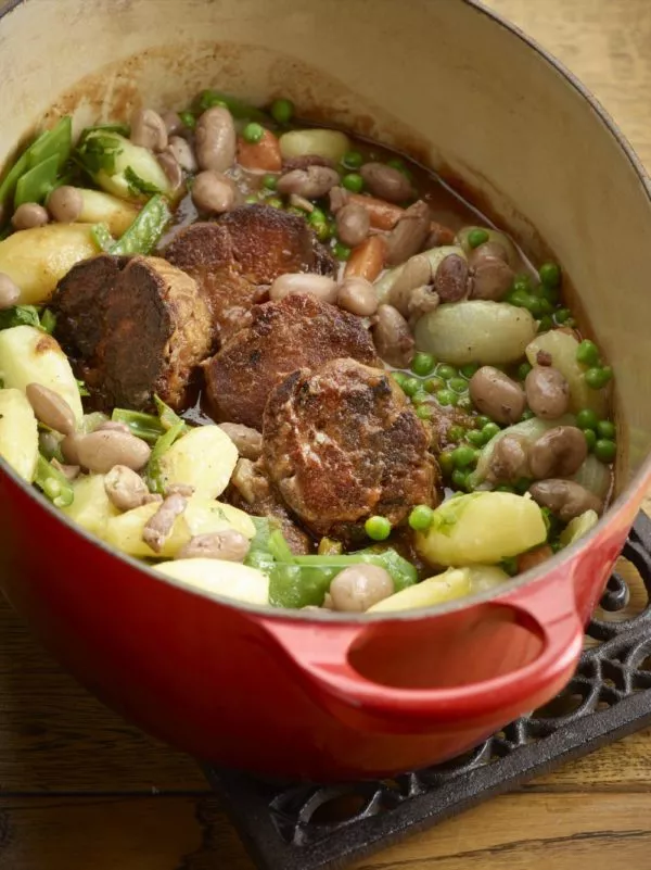 Navarin van melklam met lentegroenten
