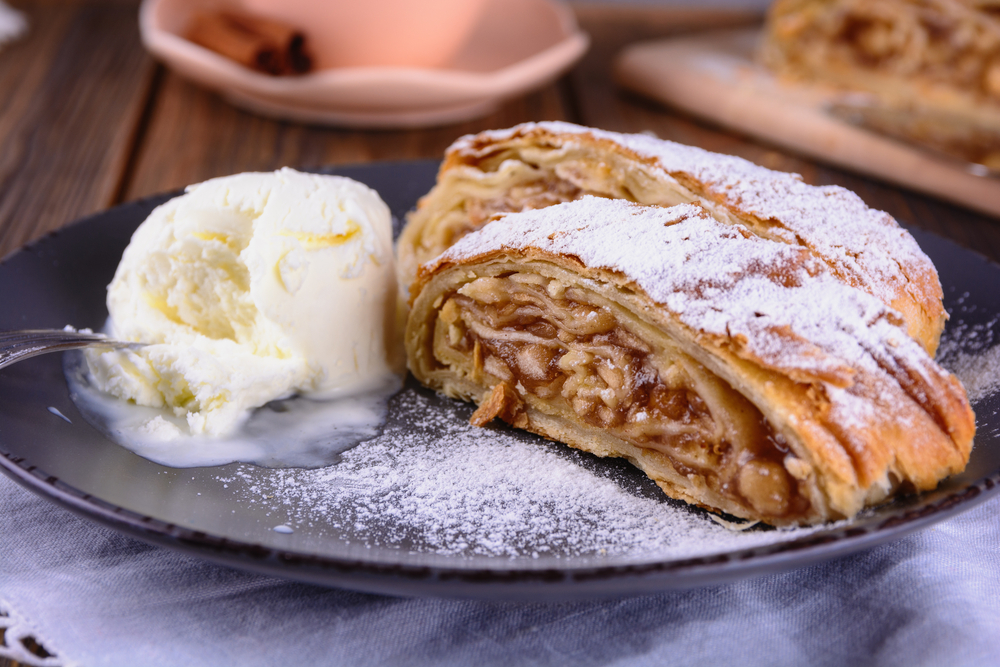 Apfelstrudel met vanille-ijs