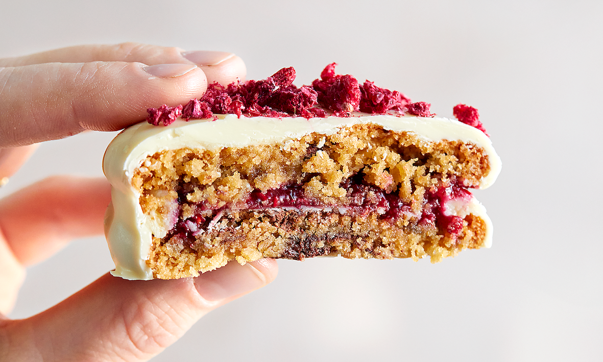 Chocolate chip cookie-sandwiches met frambozen & witte chocolade
