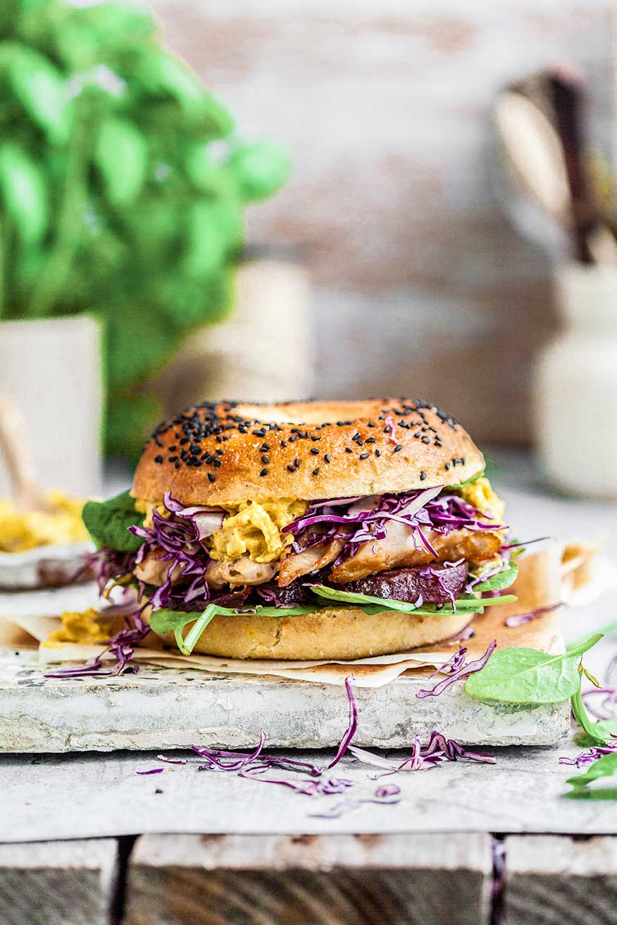 Bagelburger met pulled Chick'pieces