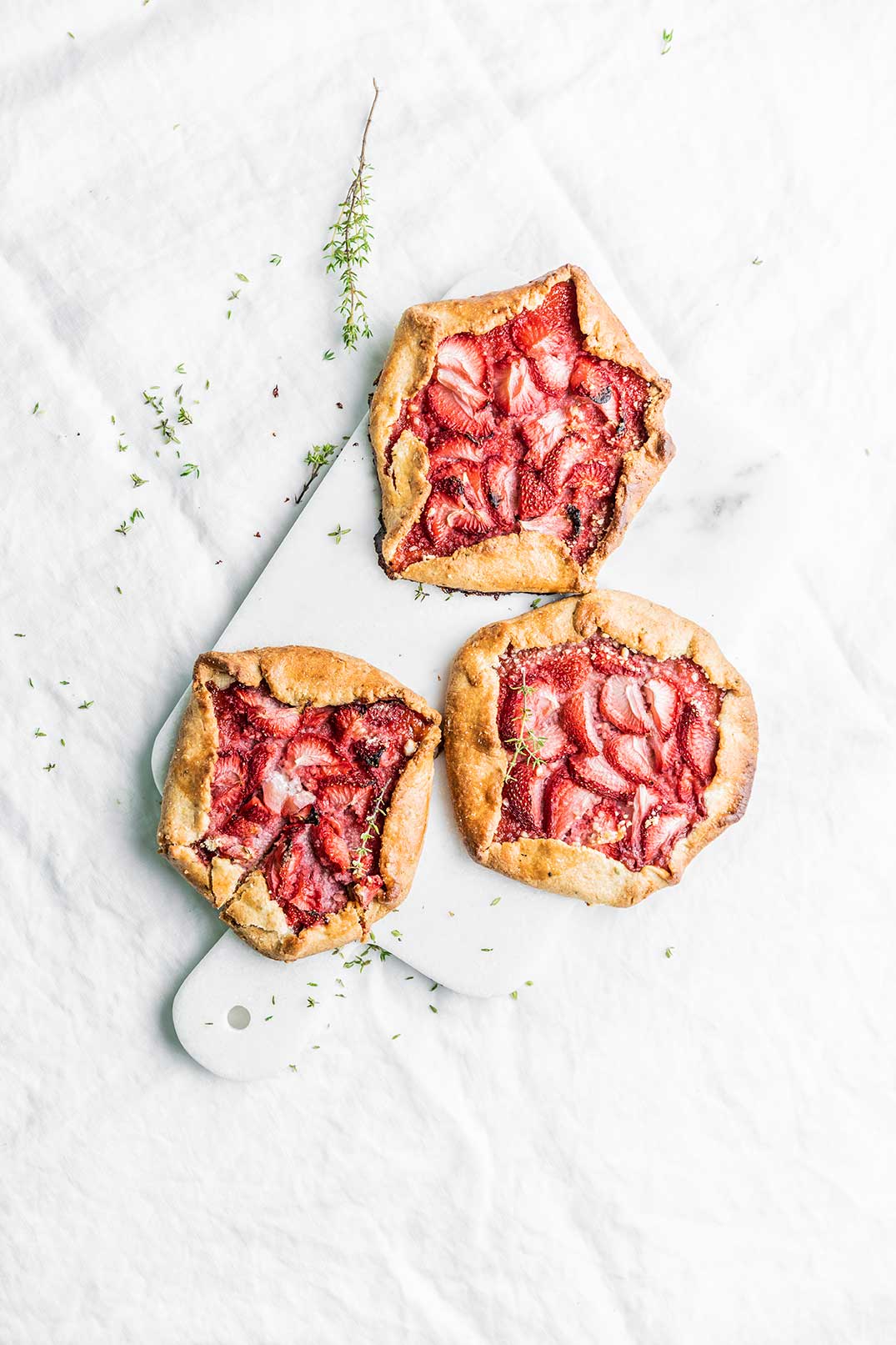 Galette met havermoutkorst, aardbei, tijm & amandel
