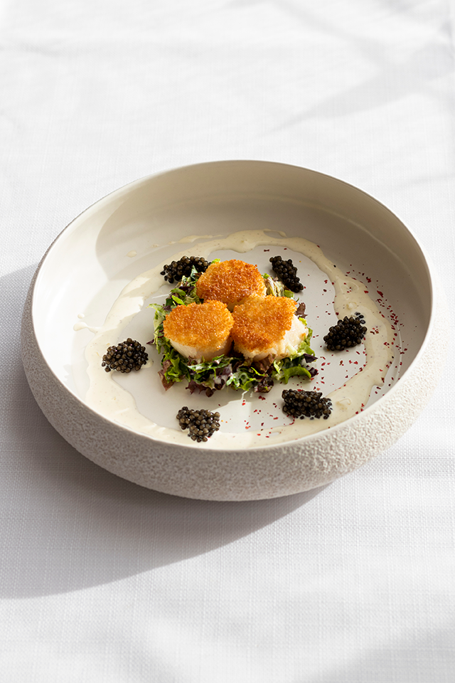 Salade met gebakken sint-jacobsvruchten en kaviaar