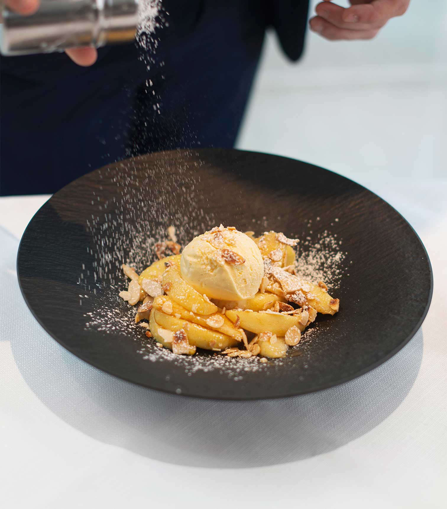 Gebakken appeltjes met calvados en vanille-ijs