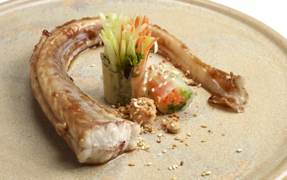 Gelakte hondshaai, springroll, sesam en pindapasta