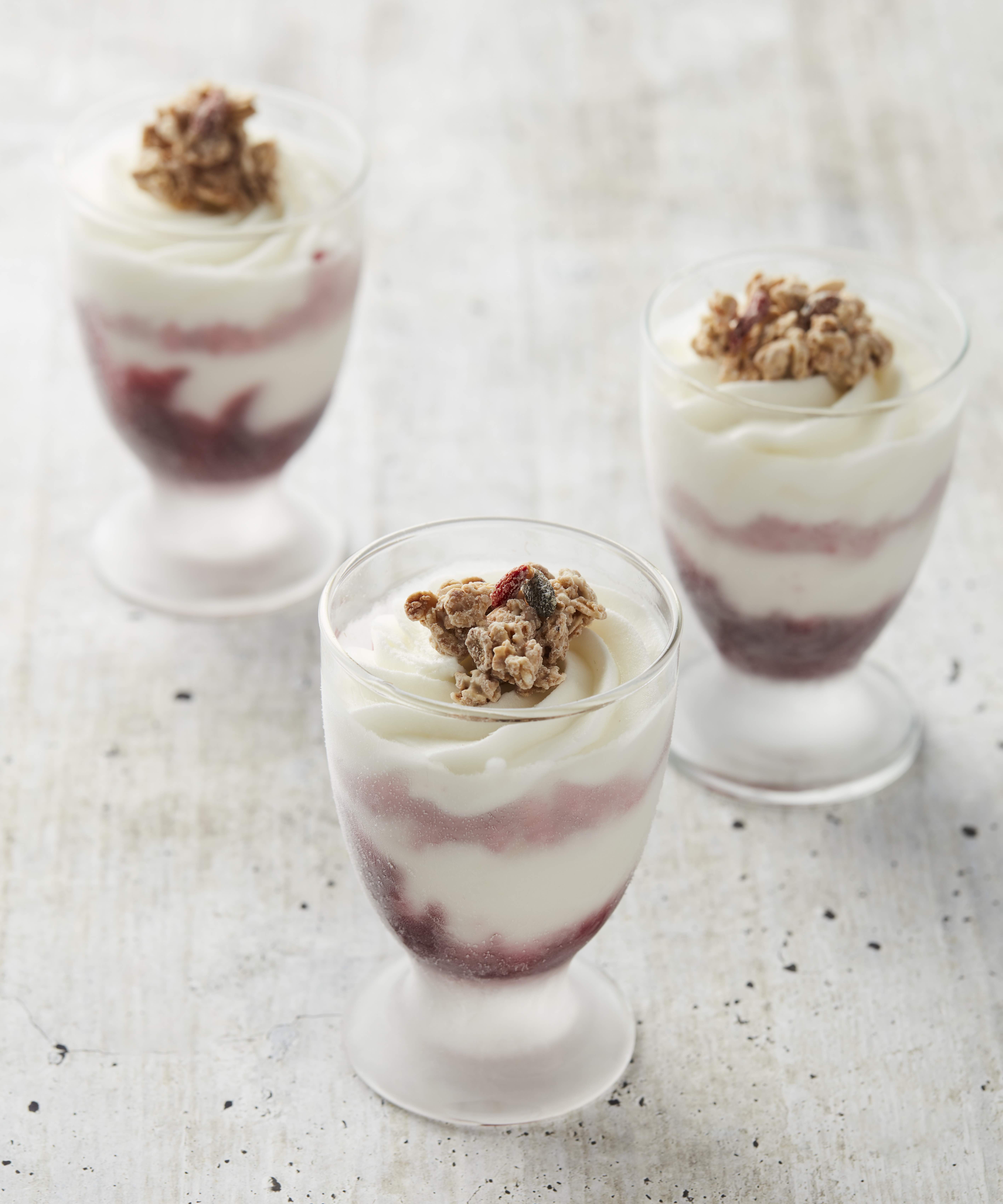 Fruitige yoghurtijsbeker