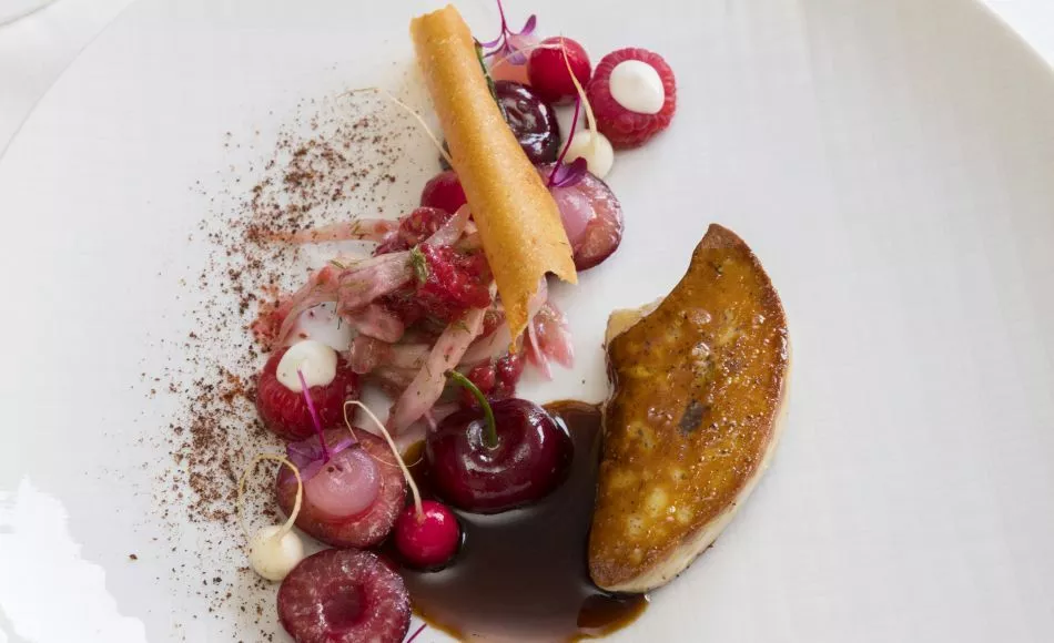 Gebakken eendenlever met Limburgse kersen, framozen en Griekse yoghurt