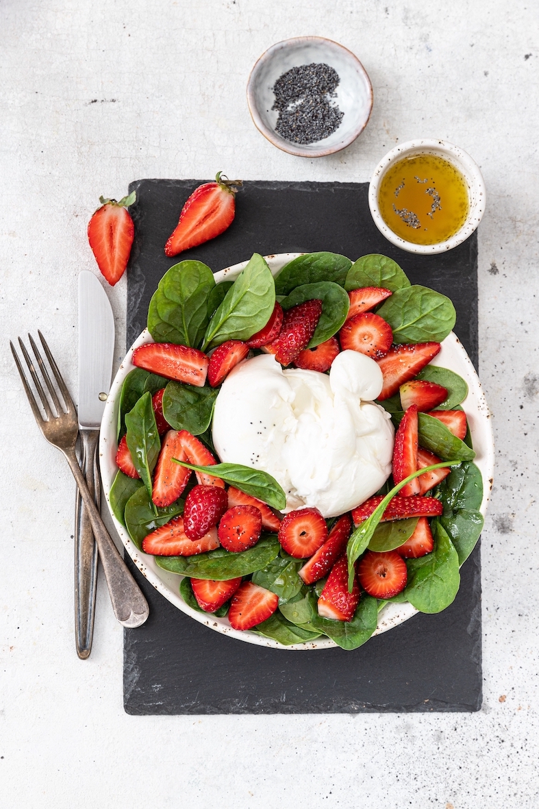 Zoete salade met burrata en aardbei