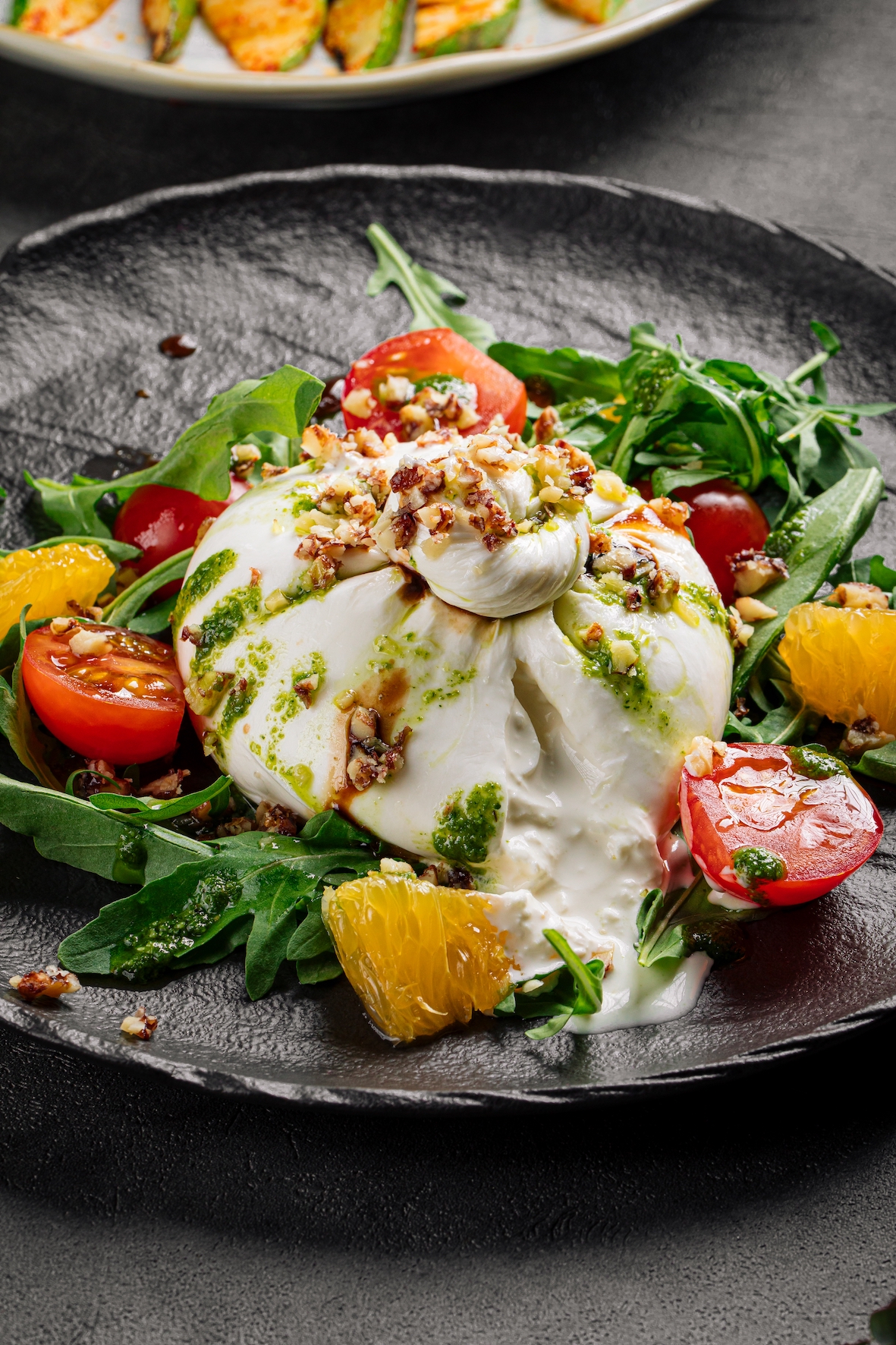 Burrata met sinaasappel, homemade pesto en notencrumble