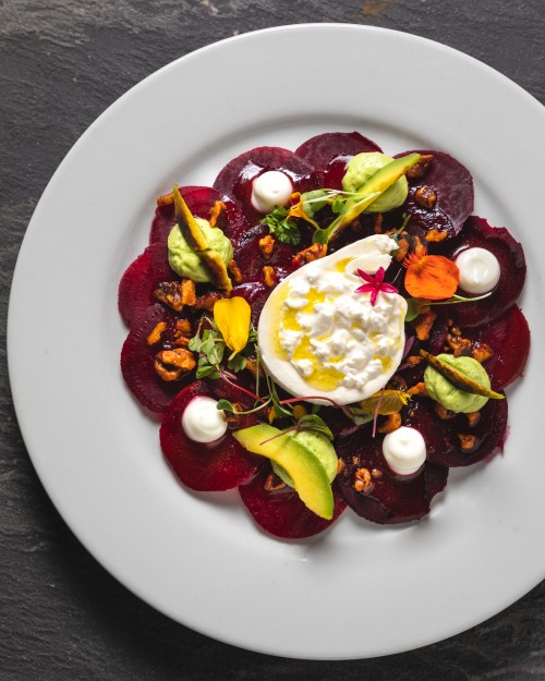 Burrata met carpaccio van rode biet, avocado, guacamole en zure room