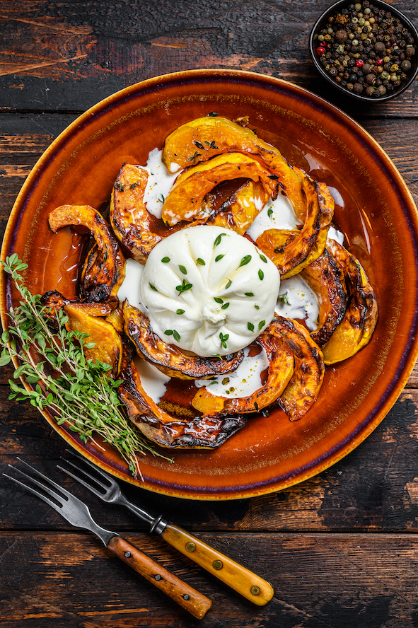 Burrata met geroosterde zoete aardappel en yoghurtdressing