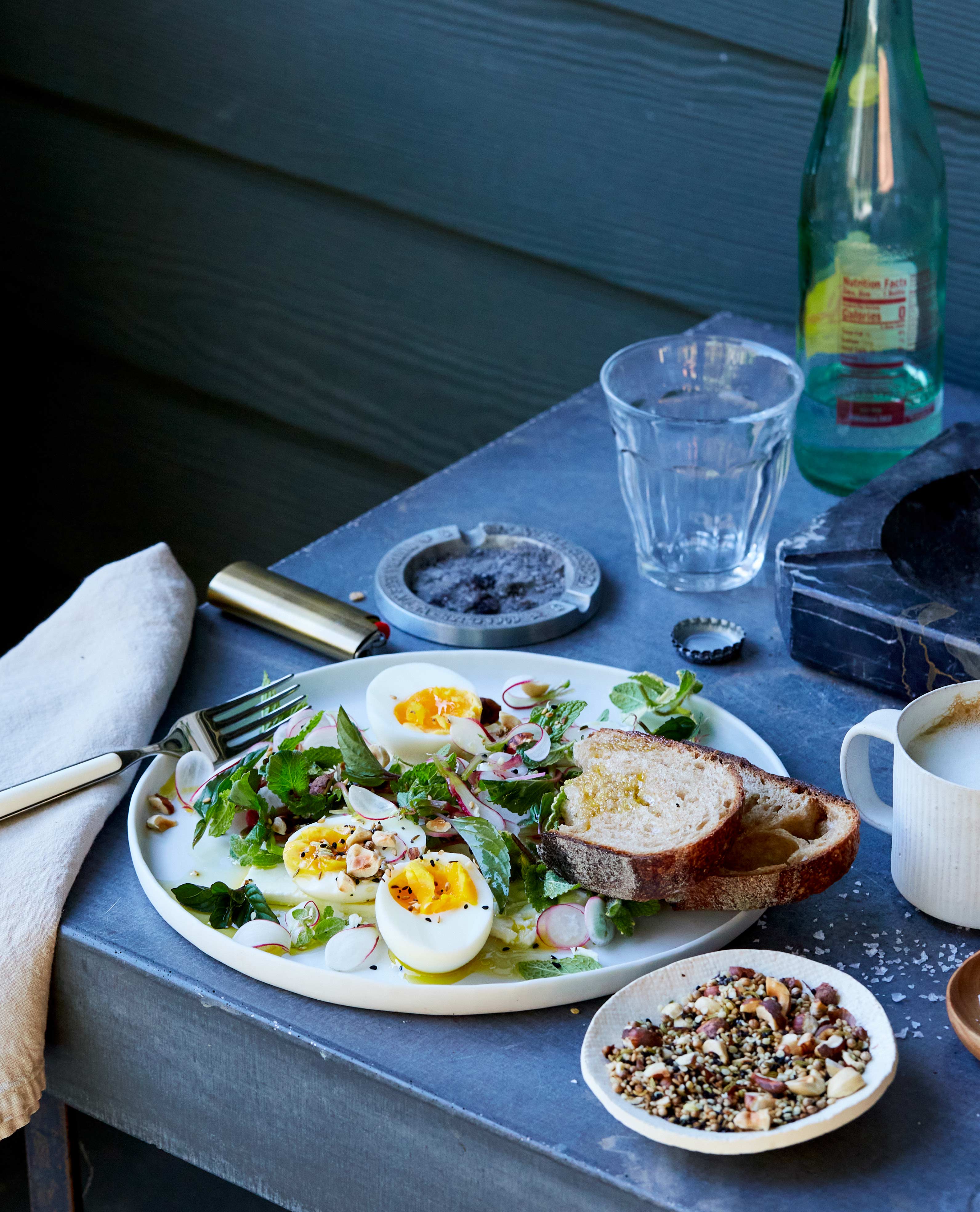 Ontbijtsalade van geschaafde radijs met eieren & dukkah