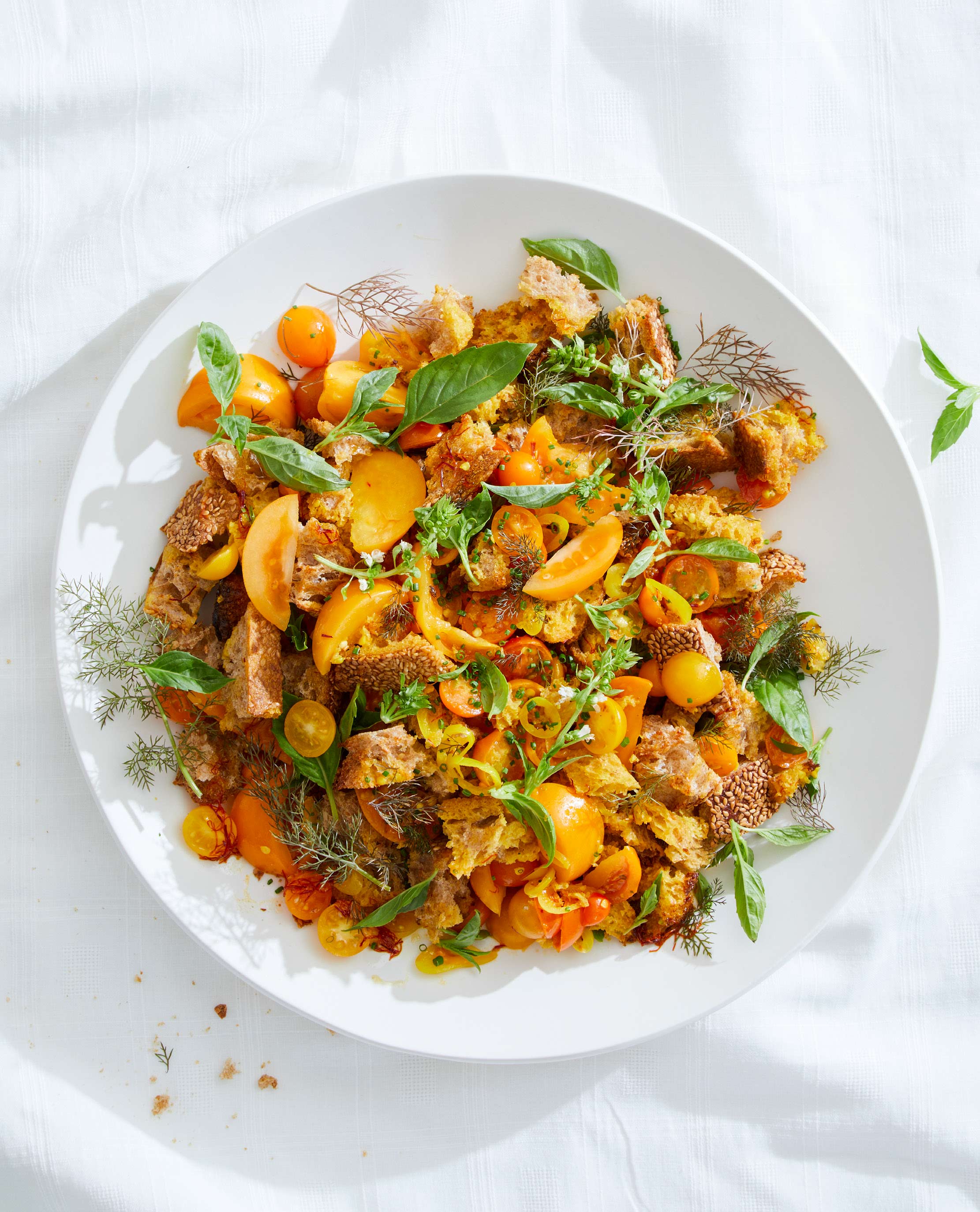 Hugh’s panzanella met cherrytomaten en saffraan