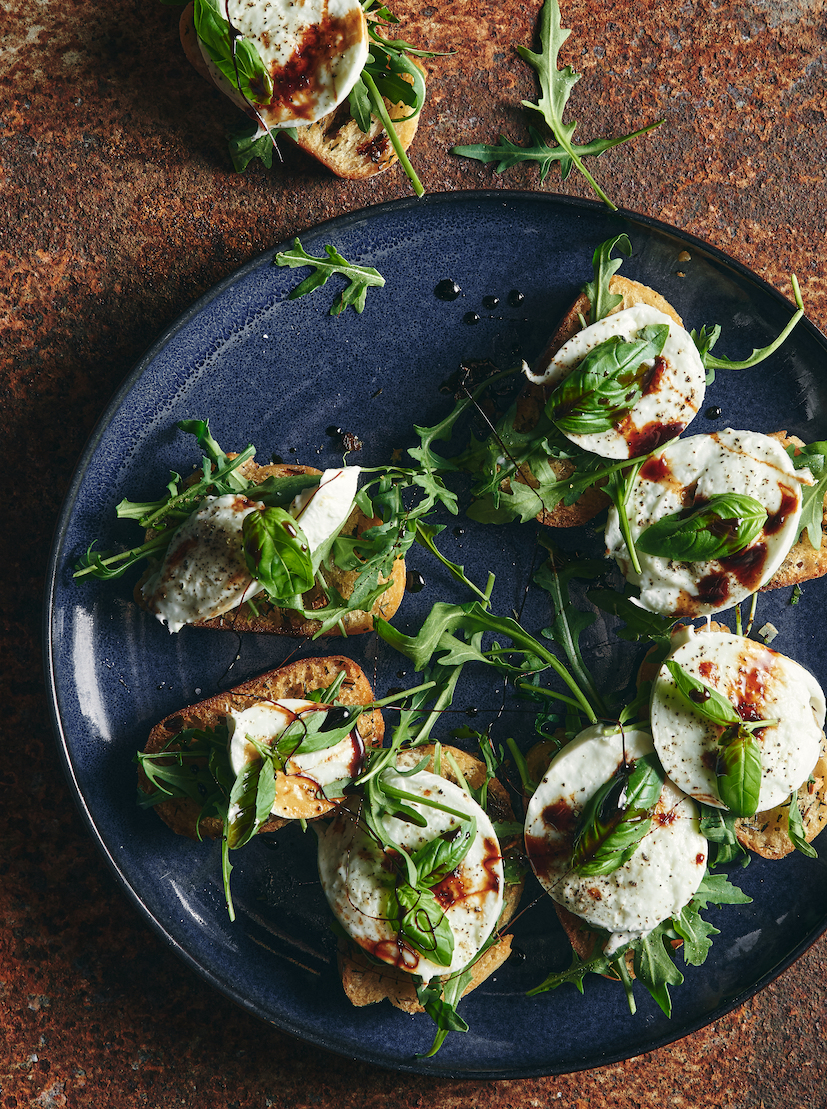 Bruschetta met mozarella, basilicum en balsamicostroop