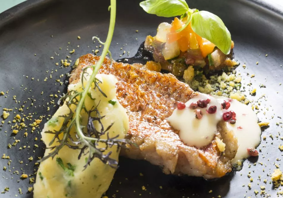 Rouget Barbet met lauwe tomatensalsa, lookpuree, beurre blanc en roze peper