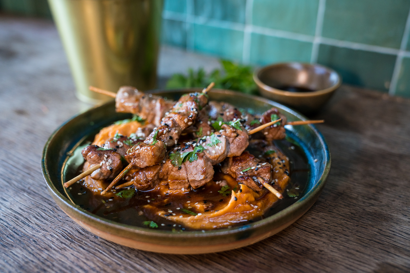 Varkensspiesjes met sesam & zoete aardappel
