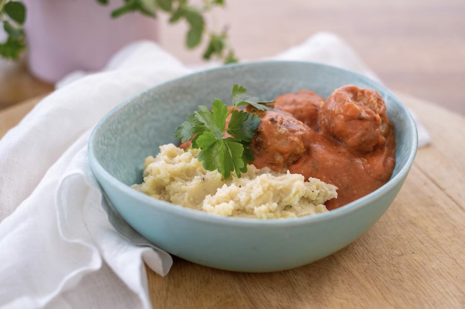 Parmezaan-kalfsgehaktballetjes met tomatensaus en puree