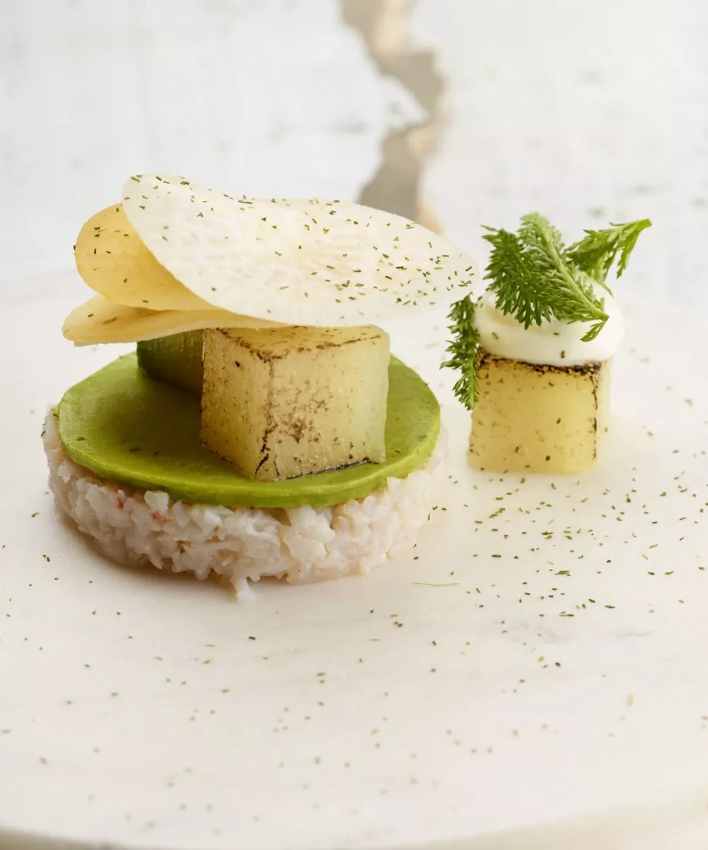 Tartaar van krab met avocado, rammenas en platte kaas