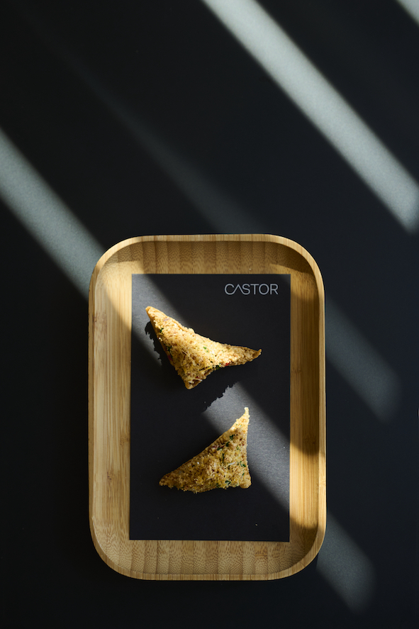 Nacho met crème van kippenlever, mimolette & chilipeper