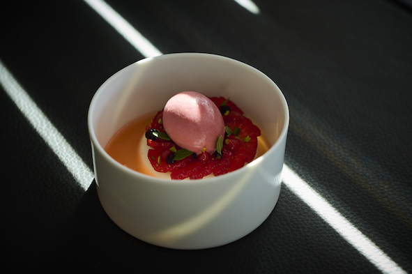 Aardbei mariguette met witte chocolade, verse kaas, aloë vera & gember