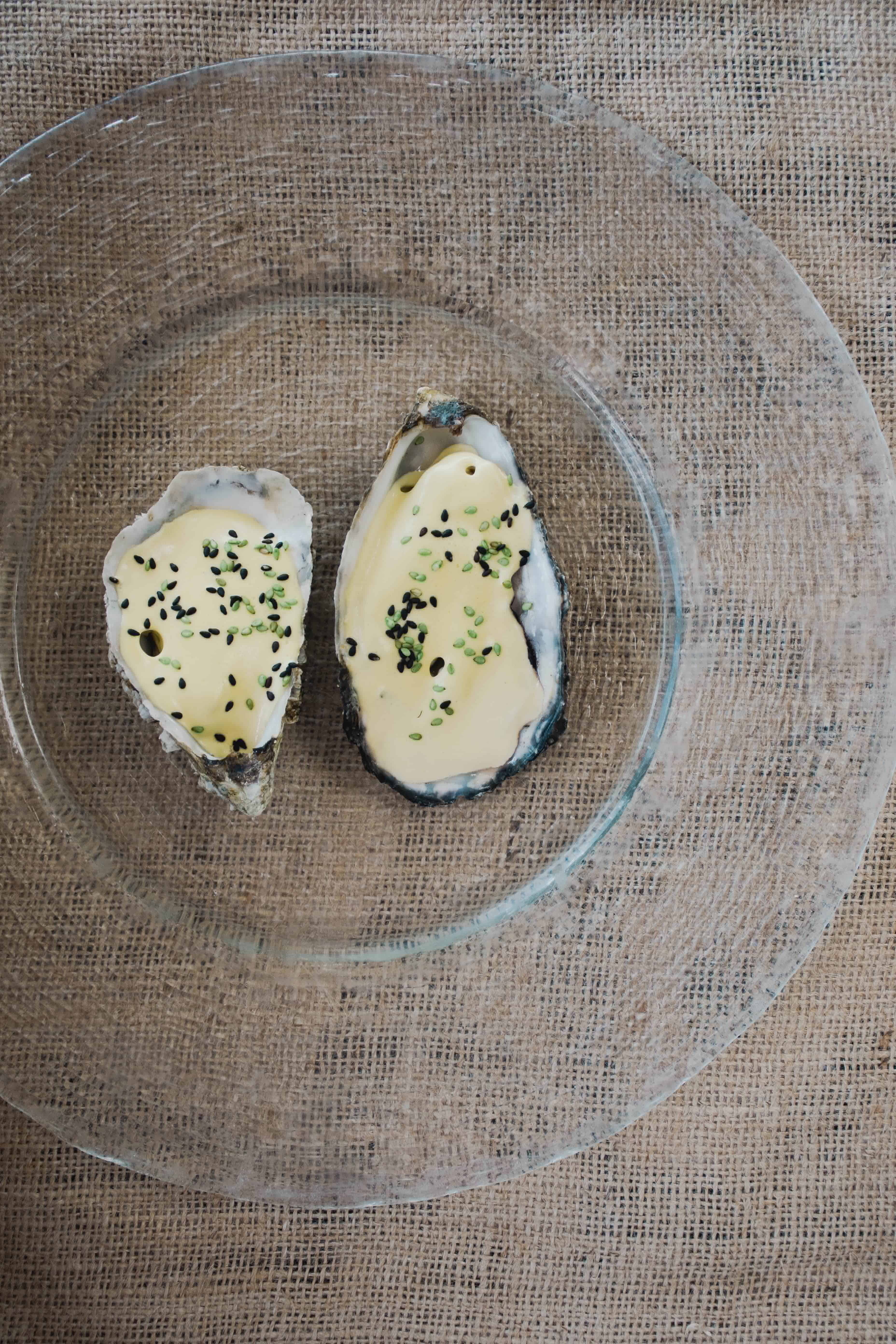 Gestoomde oesters met hollandaisesaus