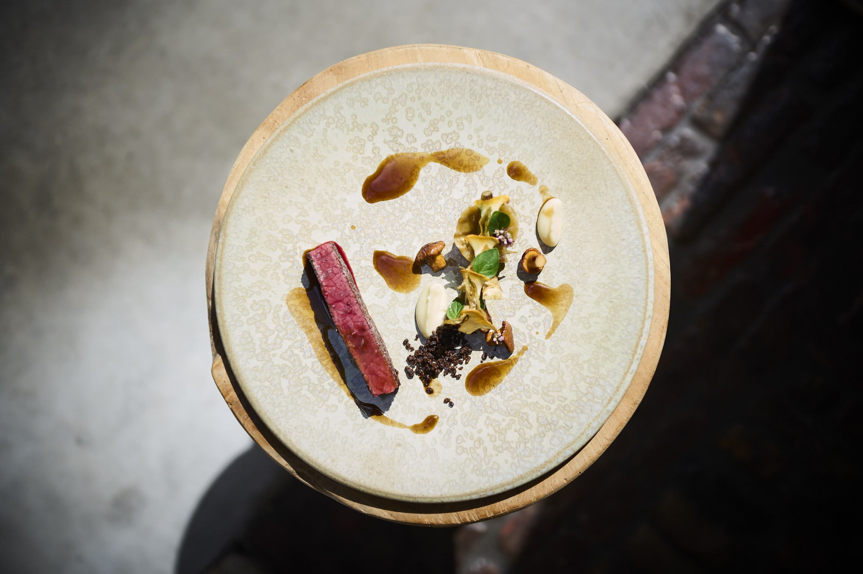 Wagyu, artisjok, chanterelle & akkermunt
