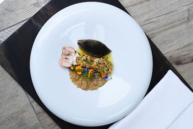 Langoustine op de BBQ met gepofte Cevenne-ui, schaaldierenolie & gepofte quinoa