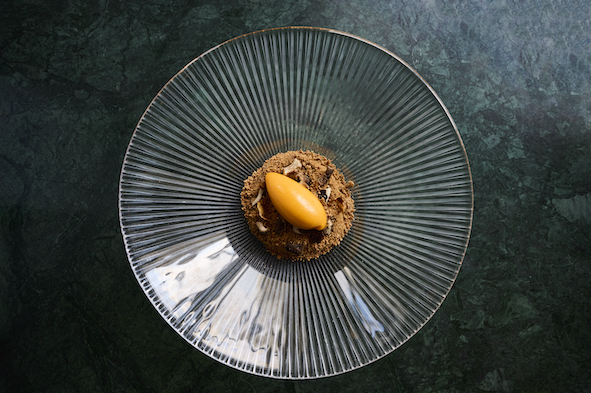 Duindoornbes met gepofte aardpeer met ganache van cèpesn gebakken witte chocolade & schuim van beurre noisette
