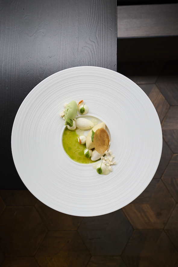 Perzik met witte chocolademousse, basilicum en yoghurt