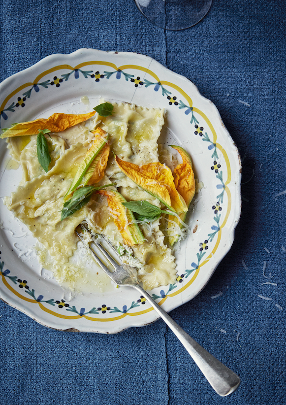 Speltravioli met Groningse ricotta, doperwt en courgettebloemen