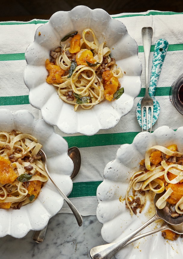 Tagliatelle met geroosterde pompoen, kastanje, salie en hazelnoot